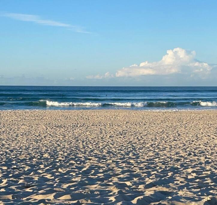 Апартаменты Chic Beachside Getaway 2Br 2Bath Fully Equipped Голд-Кост Экстерьер фото
