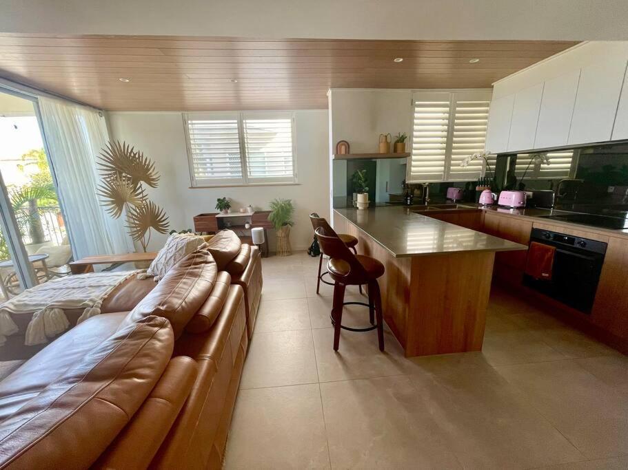 Апартаменты Chic Beachside Getaway 2Br 2Bath Fully Equipped Голд-Кост Экстерьер фото