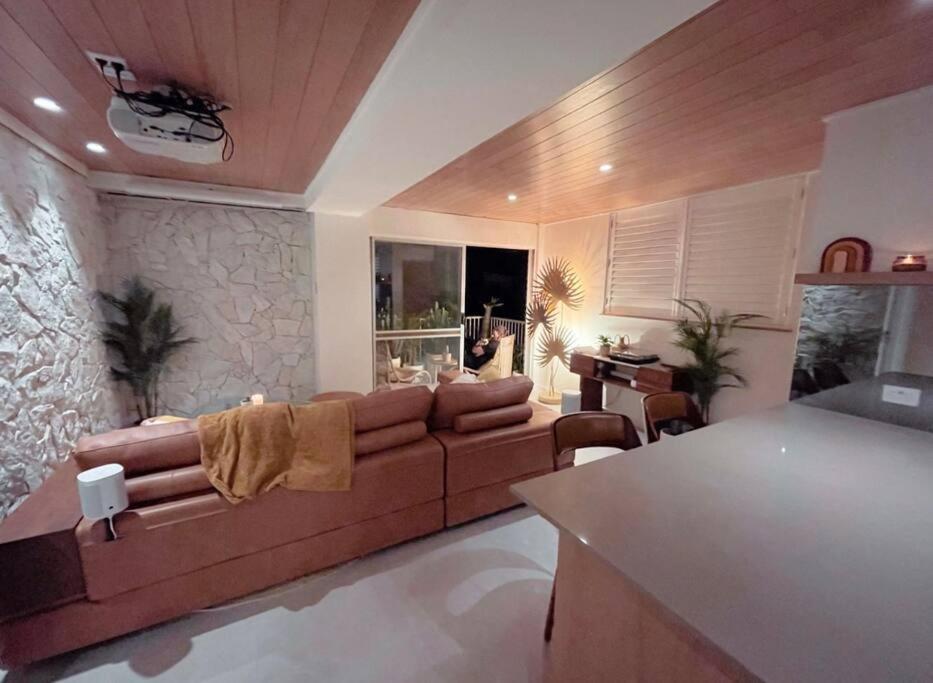 Апартаменты Chic Beachside Getaway 2Br 2Bath Fully Equipped Голд-Кост Экстерьер фото