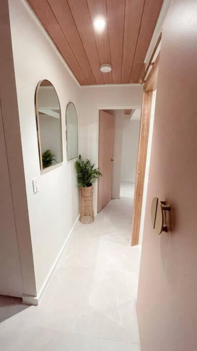 Апартаменты Chic Beachside Getaway 2Br 2Bath Fully Equipped Голд-Кост Экстерьер фото