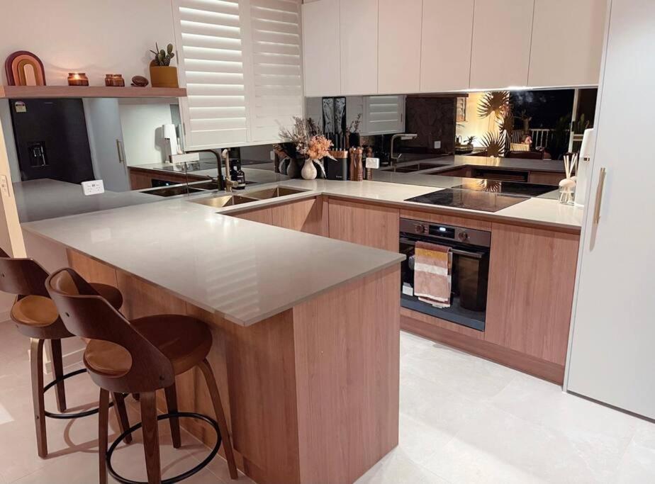 Апартаменты Chic Beachside Getaway 2Br 2Bath Fully Equipped Голд-Кост Экстерьер фото