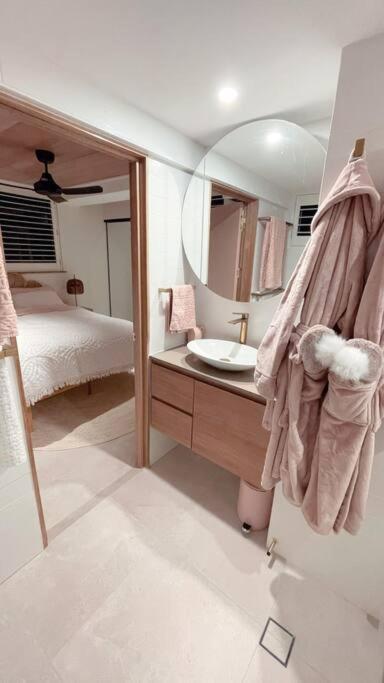 Апартаменты Chic Beachside Getaway 2Br 2Bath Fully Equipped Голд-Кост Экстерьер фото