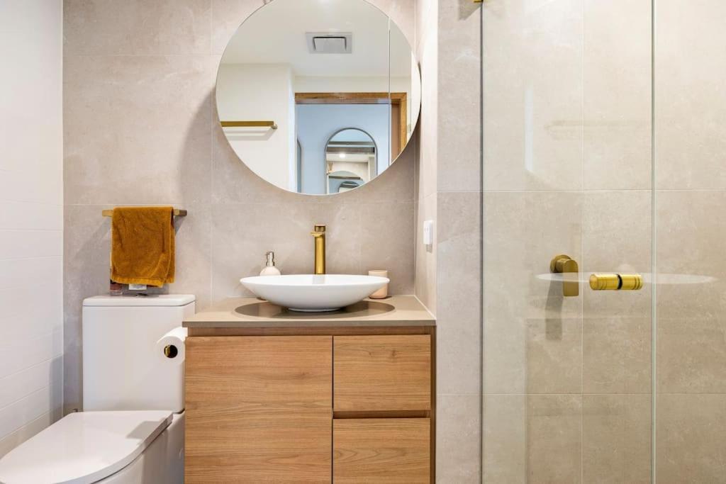 Апартаменты Chic Beachside Getaway 2Br 2Bath Fully Equipped Голд-Кост Экстерьер фото
