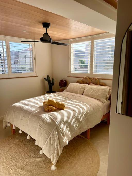 Апартаменты Chic Beachside Getaway 2Br 2Bath Fully Equipped Голд-Кост Экстерьер фото