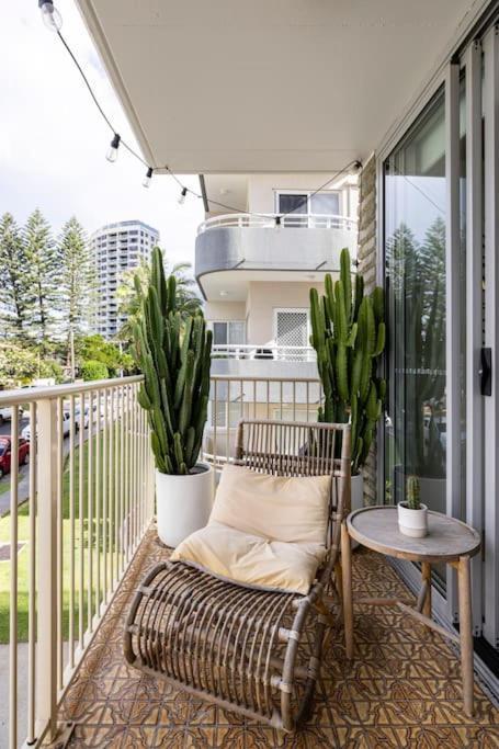 Апартаменты Chic Beachside Getaway 2Br 2Bath Fully Equipped Голд-Кост Экстерьер фото
