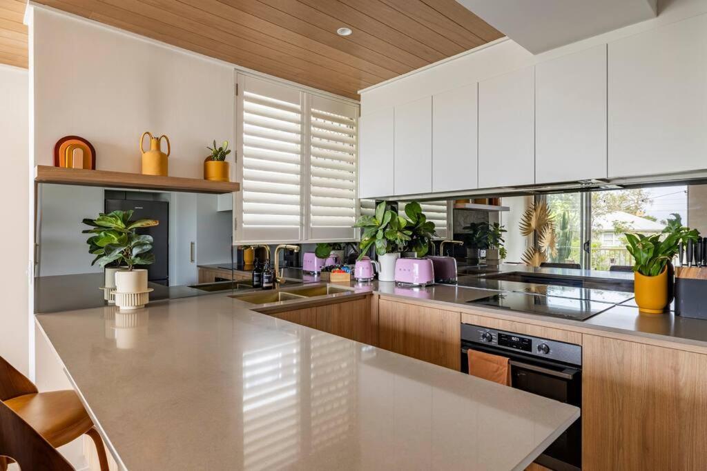 Апартаменты Chic Beachside Getaway 2Br 2Bath Fully Equipped Голд-Кост Экстерьер фото