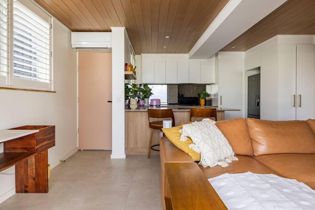 Апартаменты Chic Beachside Getaway 2Br 2Bath Fully Equipped Голд-Кост Экстерьер фото