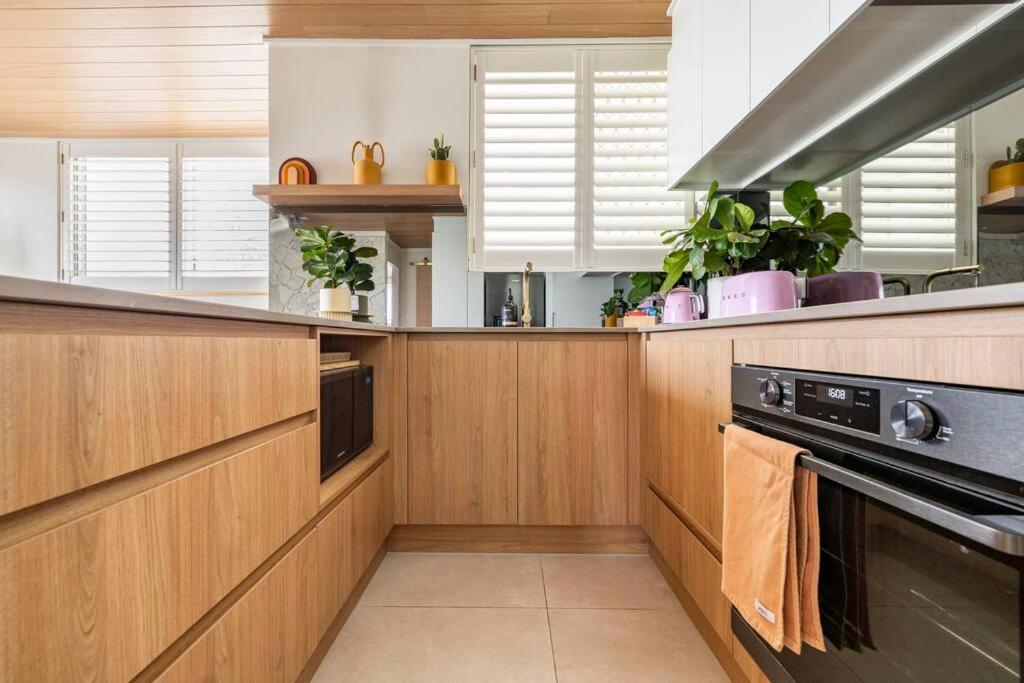 Апартаменты Chic Beachside Getaway 2Br 2Bath Fully Equipped Голд-Кост Экстерьер фото