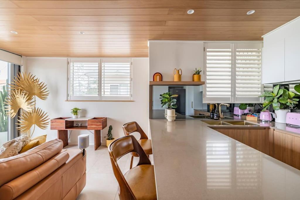 Апартаменты Chic Beachside Getaway 2Br 2Bath Fully Equipped Голд-Кост Экстерьер фото