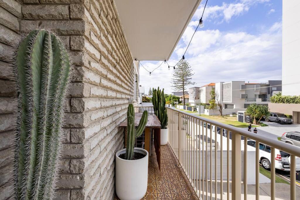Апартаменты Chic Beachside Getaway 2Br 2Bath Fully Equipped Голд-Кост Экстерьер фото