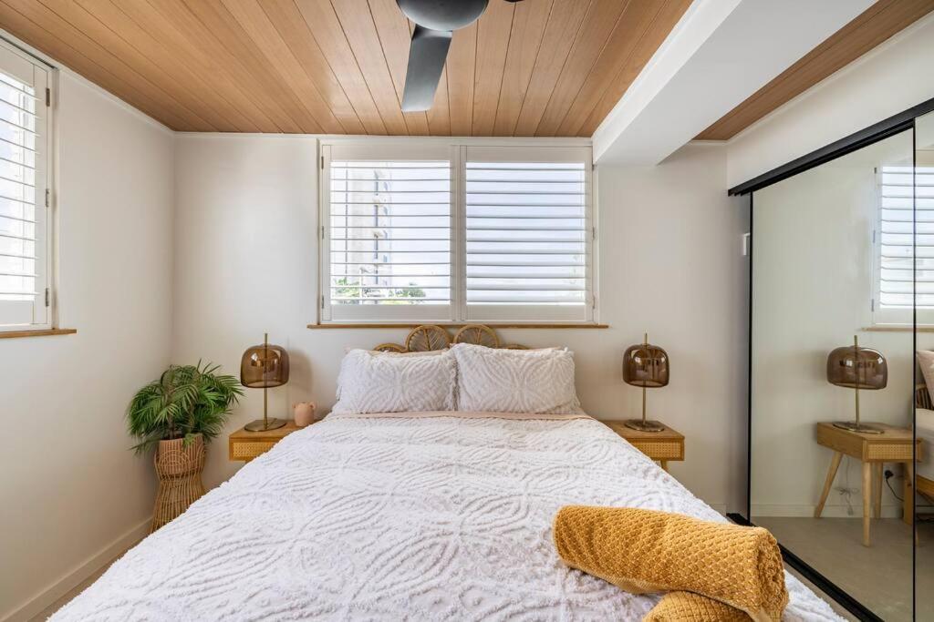Апартаменты Chic Beachside Getaway 2Br 2Bath Fully Equipped Голд-Кост Экстерьер фото