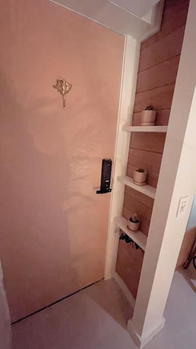 Апартаменты Chic Beachside Getaway 2Br 2Bath Fully Equipped Голд-Кост Экстерьер фото