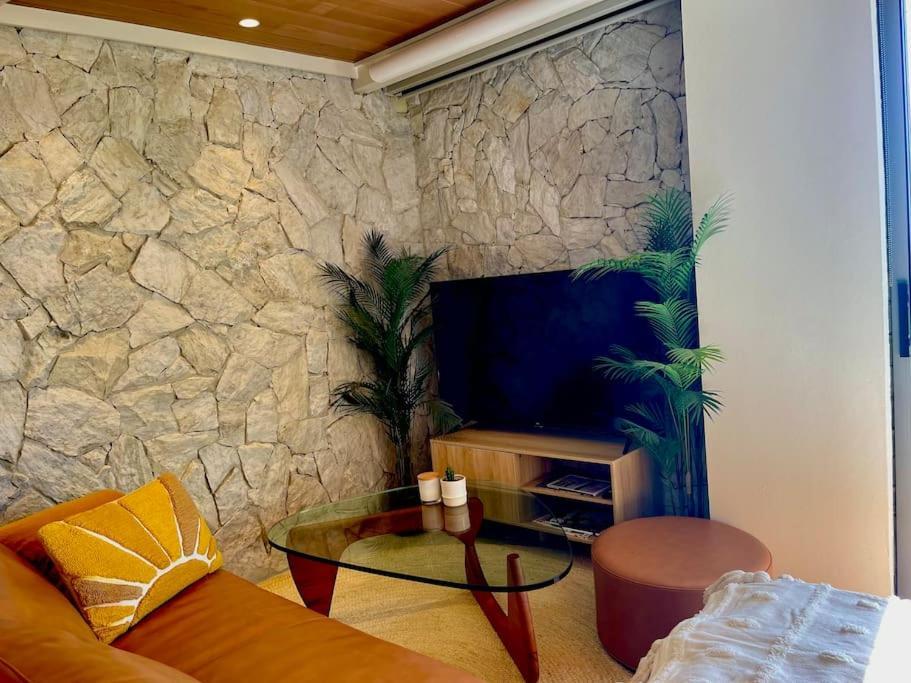 Апартаменты Chic Beachside Getaway 2Br 2Bath Fully Equipped Голд-Кост Экстерьер фото